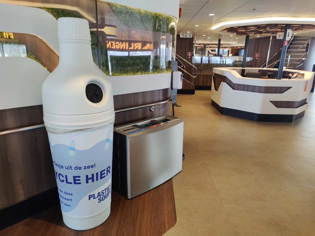 2021 07 12 gosse vogel foto inzamebak flesjes - verkleind